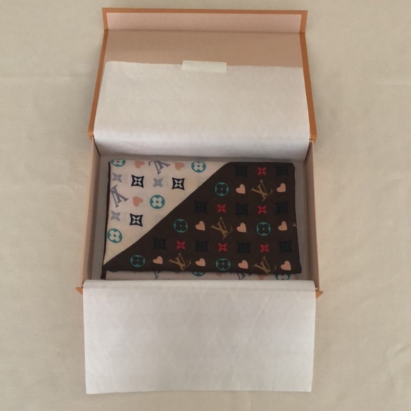 Louis Vuitton Game On Shawl. 65% Silk and 35% Cashmere - Picture 1 of 10